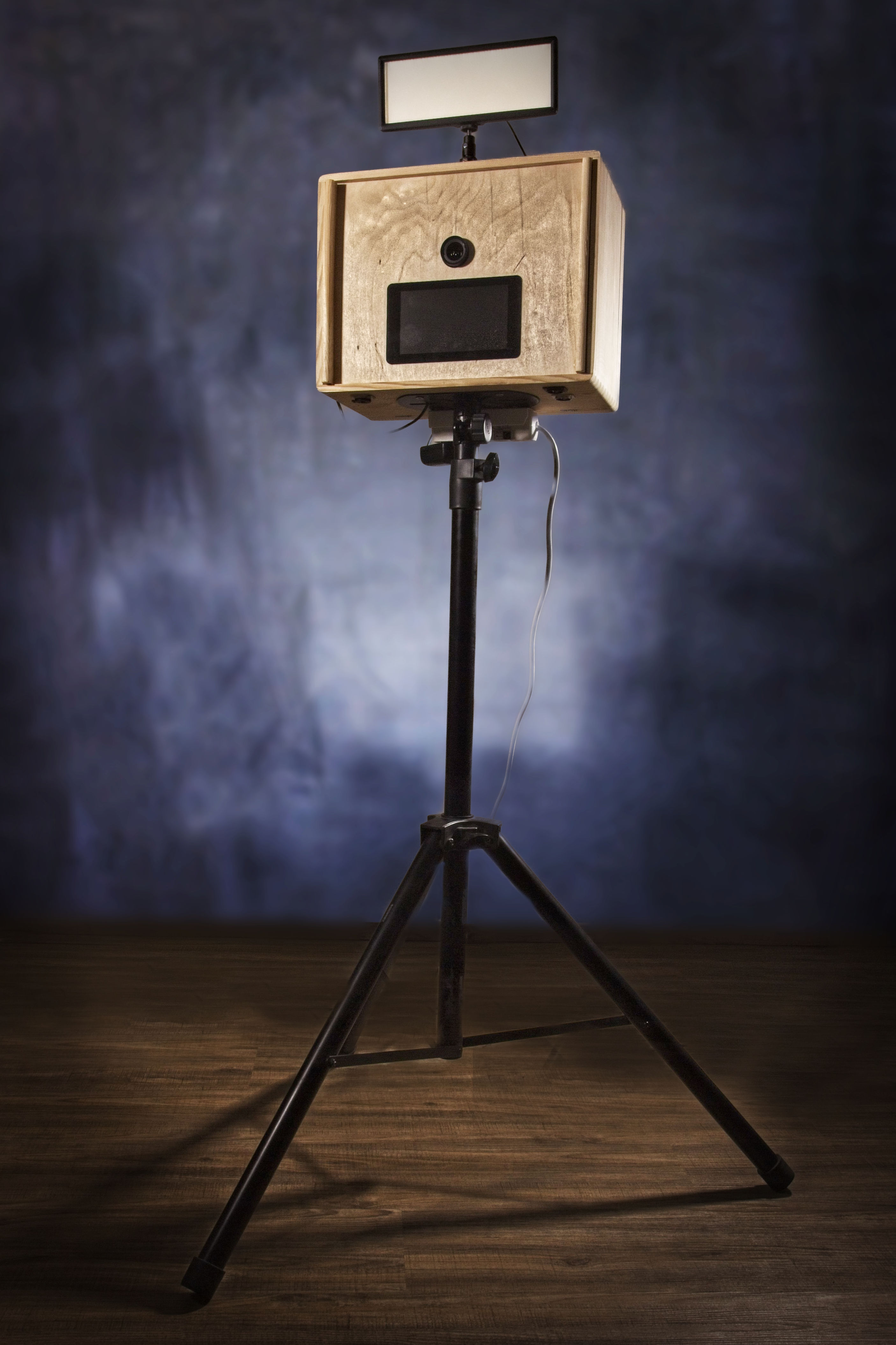 Fotobox aus hellem Holz mit Basis Ausstattung