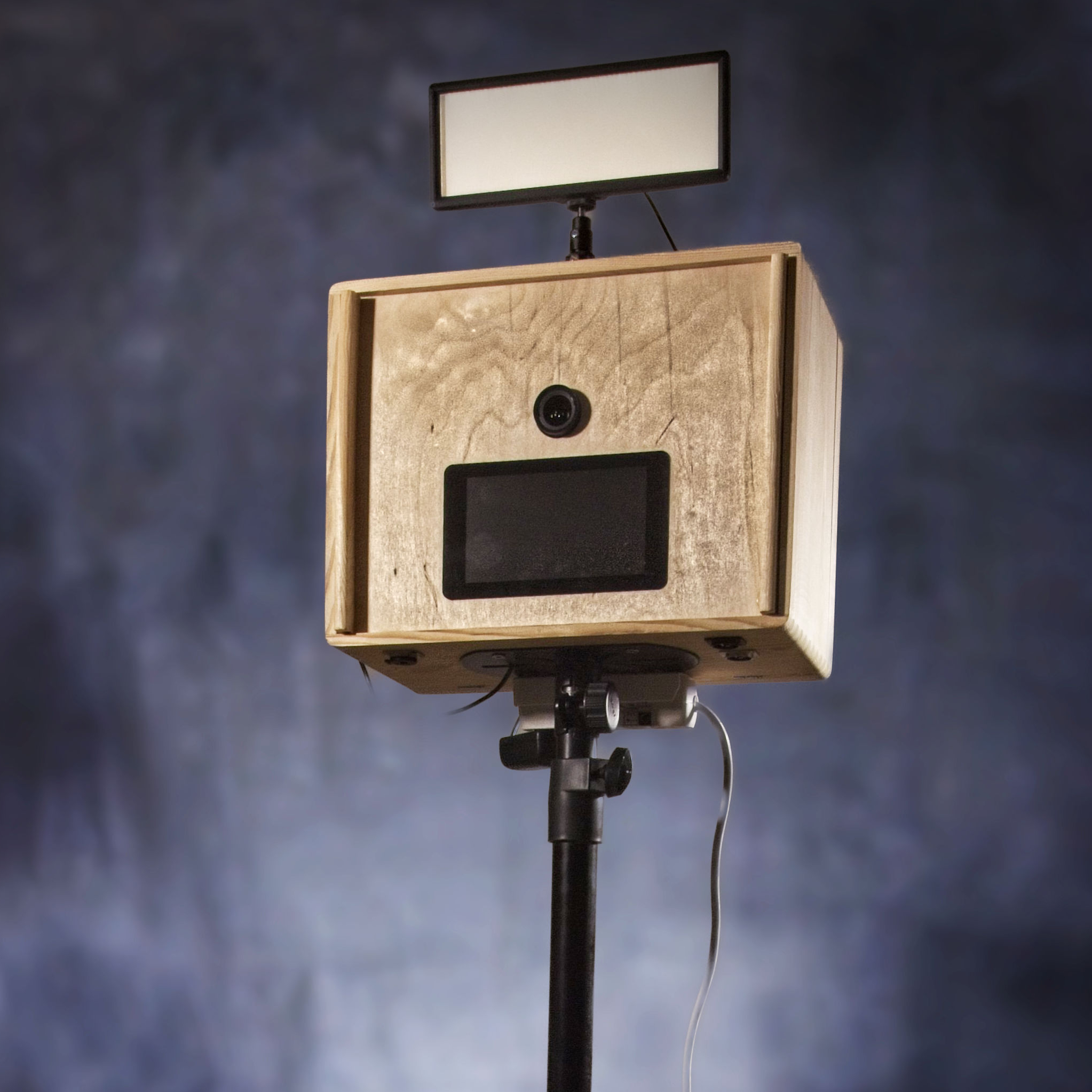Fotobox aus hellem Holz mit Basis Ausstattung