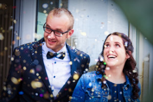 Brautpaar kommt gerade aus dem Standesamt in Höpfingen als es überraschend Konfetti auf sie regnet.