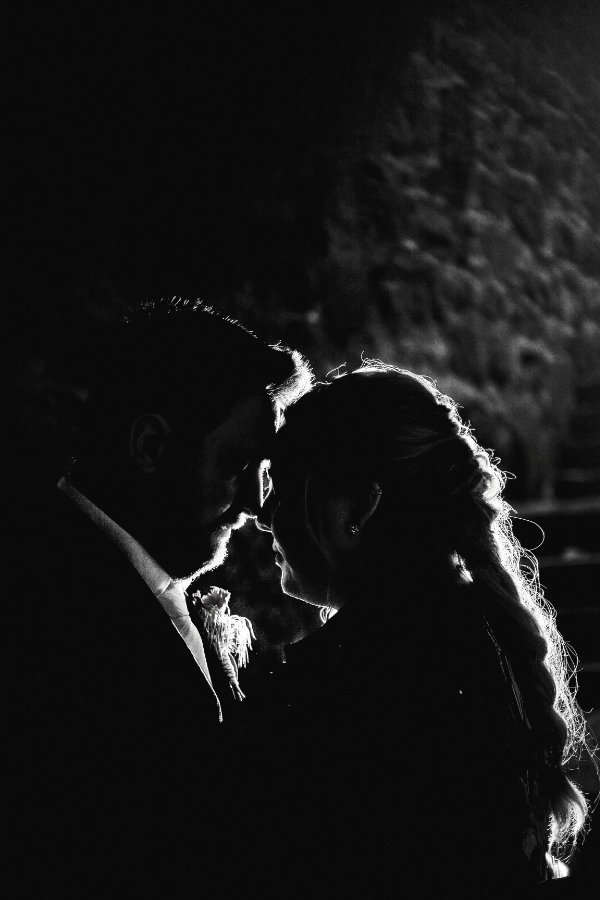 Silhouette eines Brautpaars in einem innigen Moment. Im Hintergrund sind Mauern des Eberbacher Schlosses zu sehen. Das Bild ist in schwarz-weiß mit einem harten Kontrast.