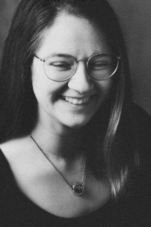 Portrait einer lachenden jungen Frau (schwarz-weiß)