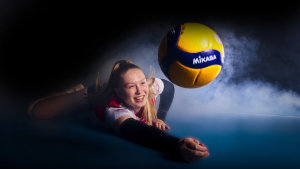 Volleyball Spielerin baggert einen Ball, im Hintergrund ist Nebel zu sehen