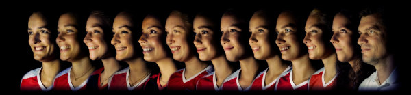 Spielerinnen und Trainer einer Volleyball Mannschaft. Jedes Gesicht ist im leichten Profil zu sehen.